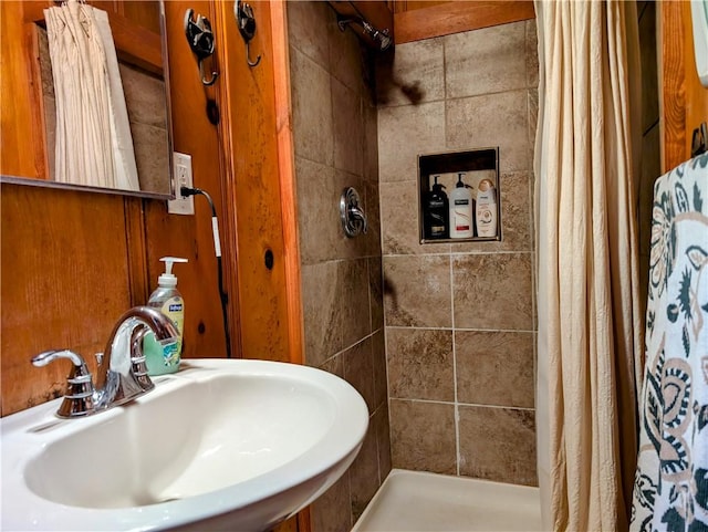 bathroom featuring a shower with curtain and sink