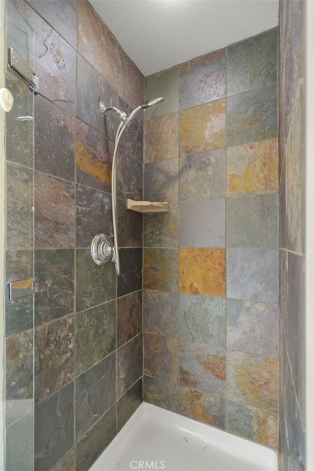 bathroom featuring tiled shower