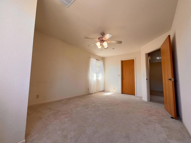 carpeted empty room featuring ceiling fan