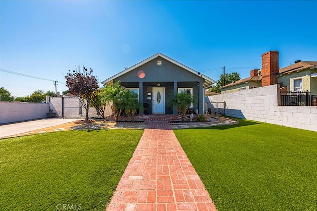 bungalow featuring a front lawn