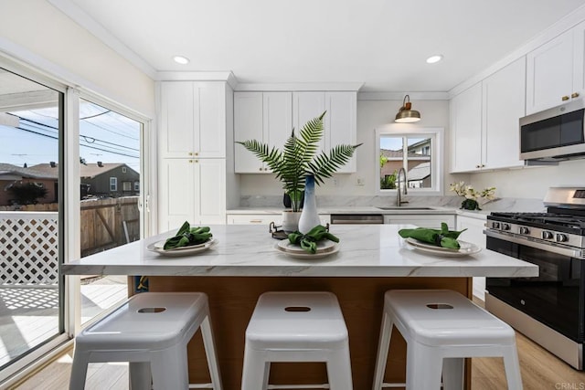 kitchen with stainless steel appliances, a center island, and a kitchen bar