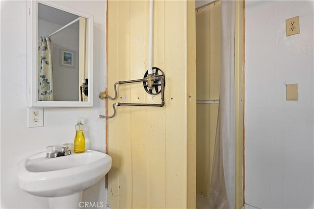 bathroom featuring a shower with curtain and sink