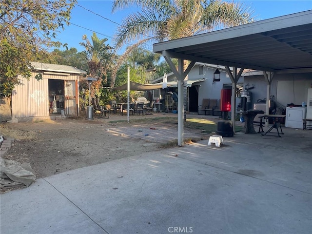 view of yard with a storage unit