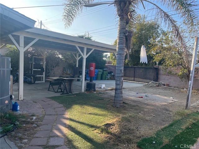 view of yard featuring a patio area