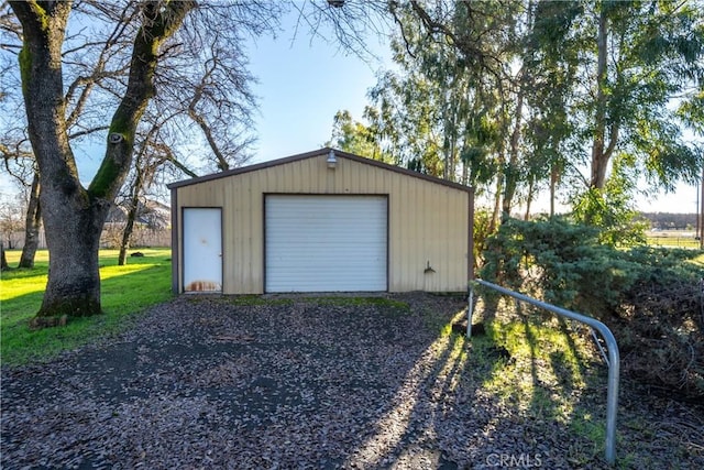 detached garage featuring gravel driveway