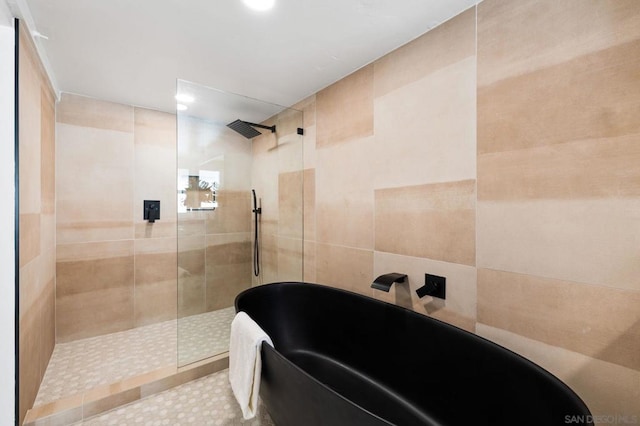 bathroom featuring a tile shower