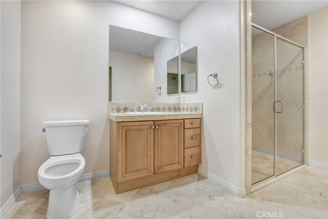 bathroom featuring an enclosed shower, vanity, toilet, and tasteful backsplash