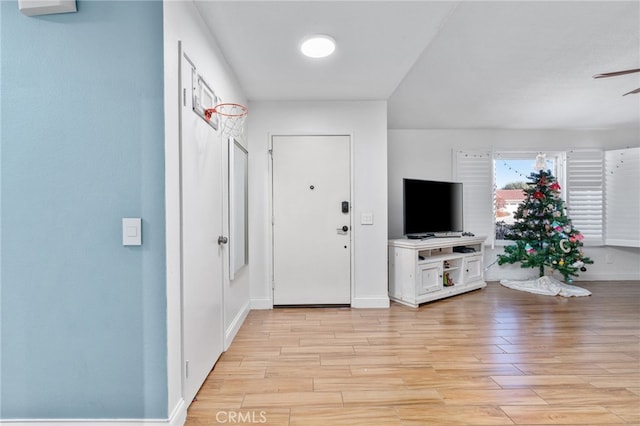 entryway featuring ceiling fan