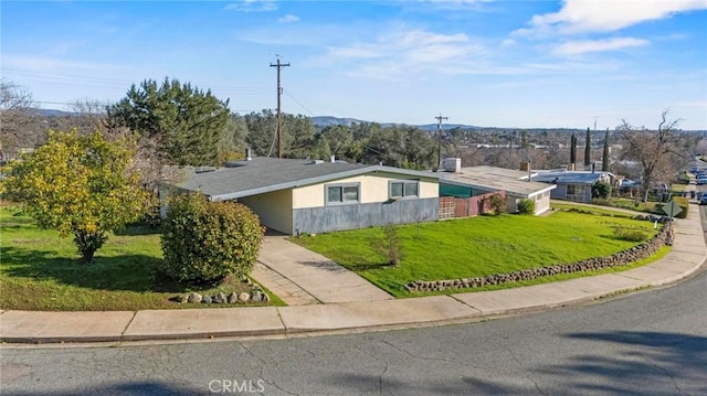 view of front of property featuring a front lawn