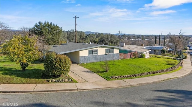 view of front facade featuring a front yard and concrete driveway