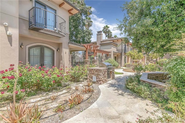 view of home's community featuring exterior kitchen