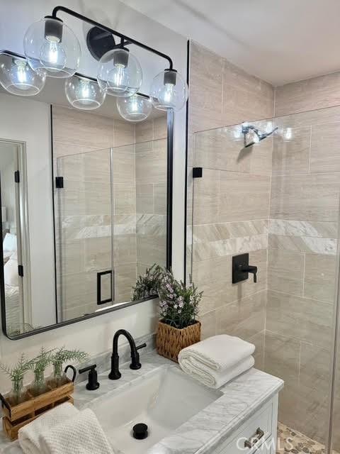 bathroom featuring sink and tiled shower