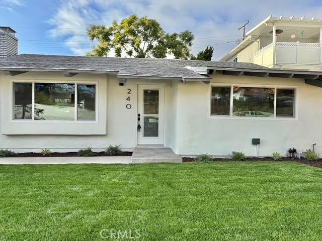 view of front of property with a front yard