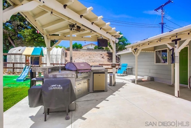 view of patio featuring an outdoor kitchen and area for grilling