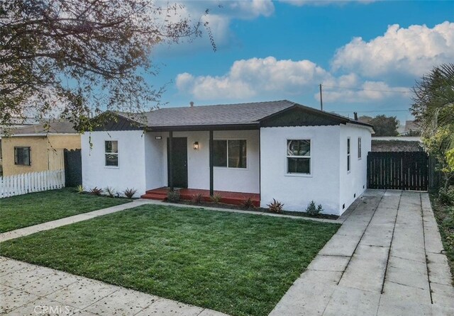 view of front of property with a front yard