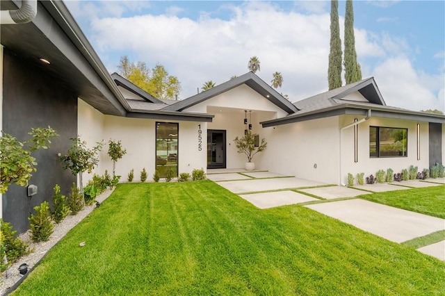 view of front of property featuring a front lawn