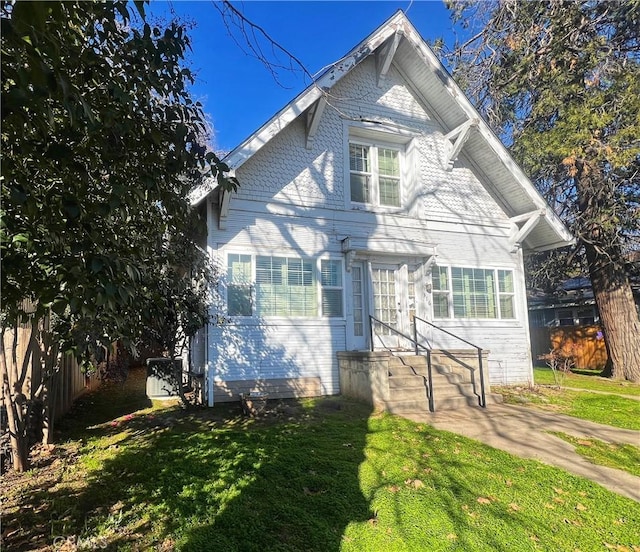 view of front facade with a front yard