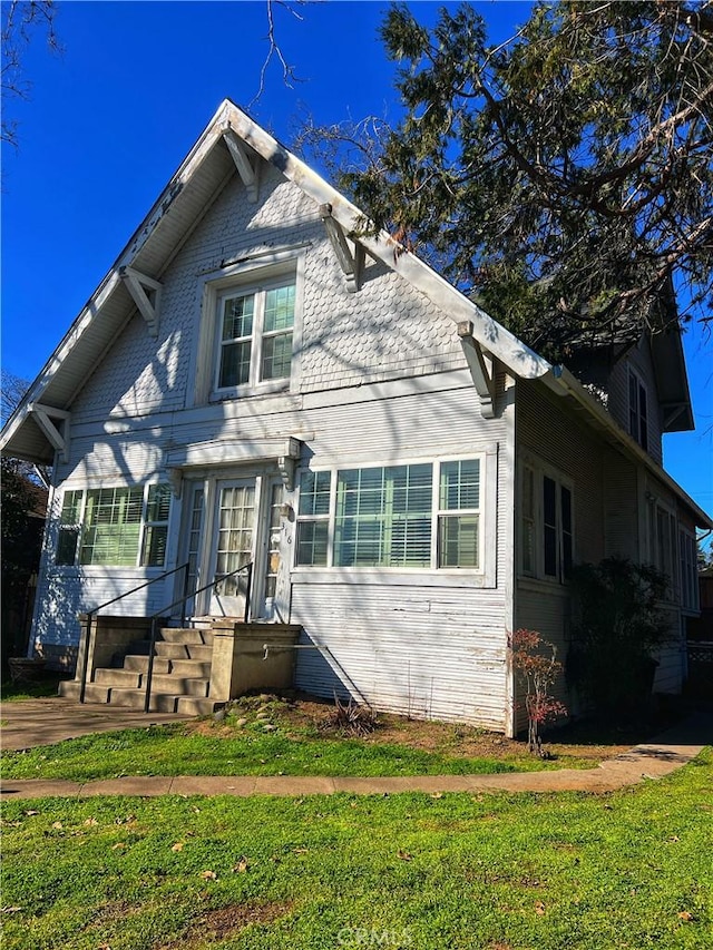 view of front of property with a front yard