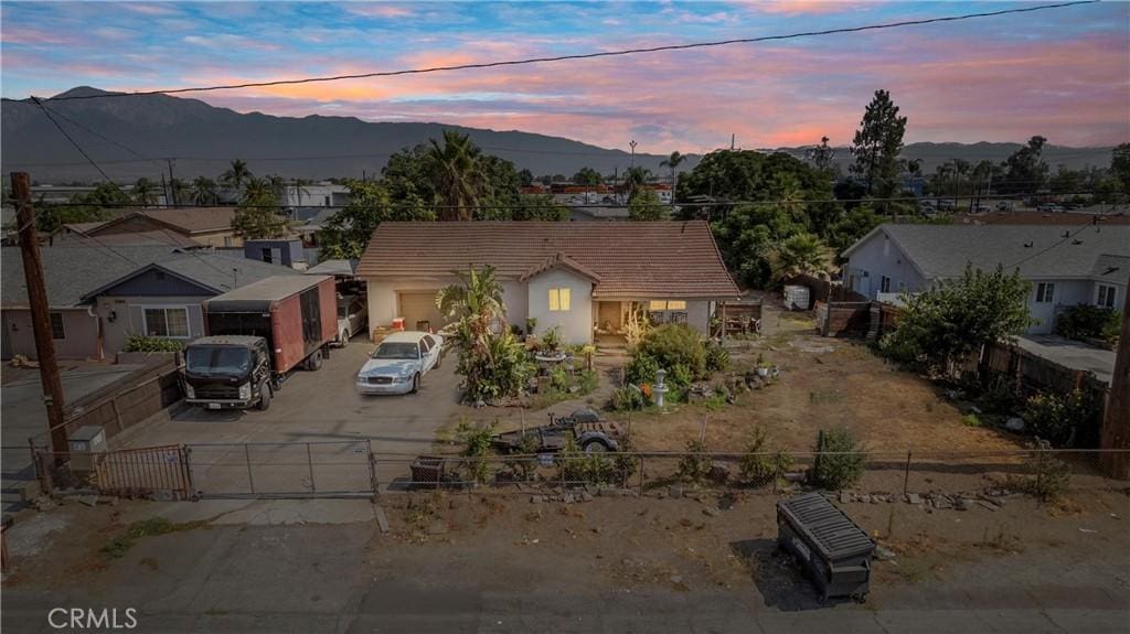 view of front of property featuring a mountain view