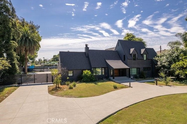 view of front of property with a front yard