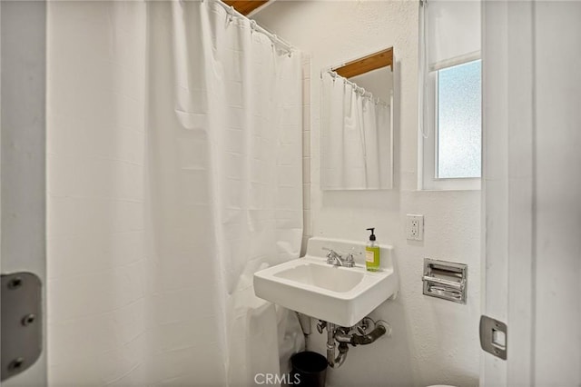 bathroom featuring sink