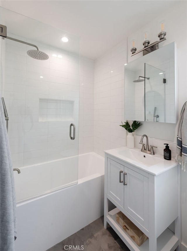 bathroom with tiled shower / bath and vanity