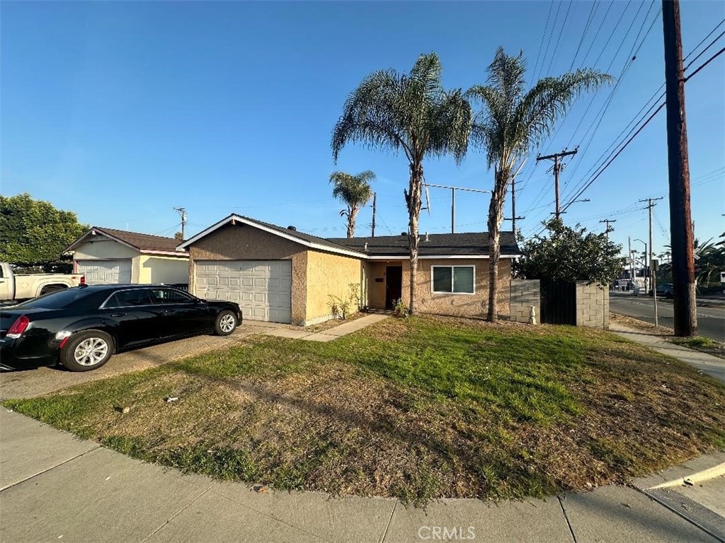 view of front of home featuring a front lawn and a garage