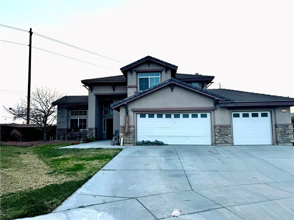 view of front of house featuring a front yard