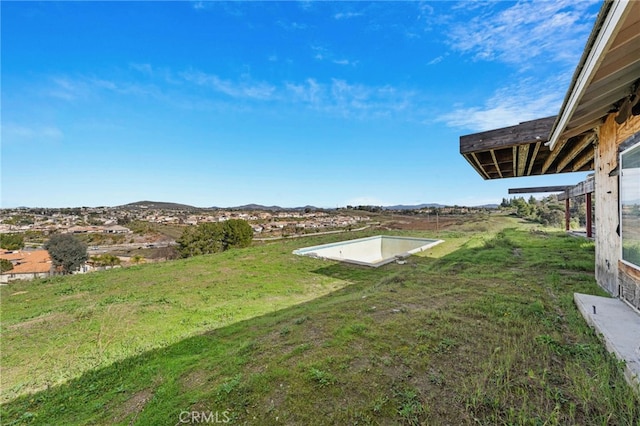 view of yard featuring a mountain view