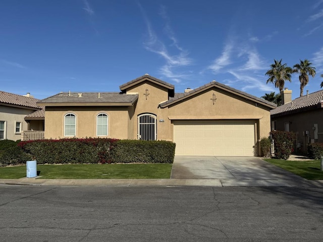 view of front of property featuring a front yard and a garage