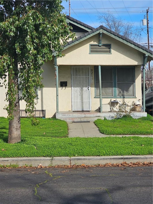 view of front of house with a front lawn