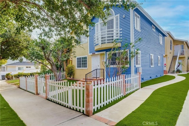 view of front of house with a front lawn