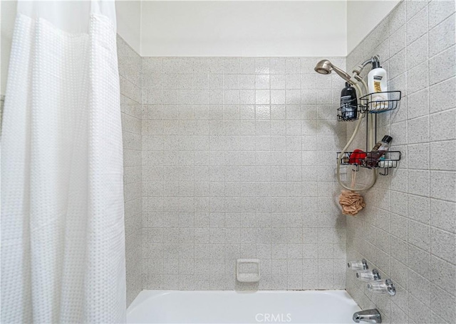 bathroom with shower / bath combo