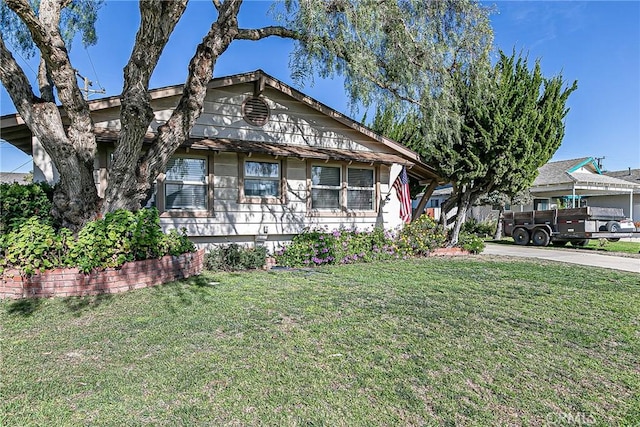 bungalow featuring a front yard