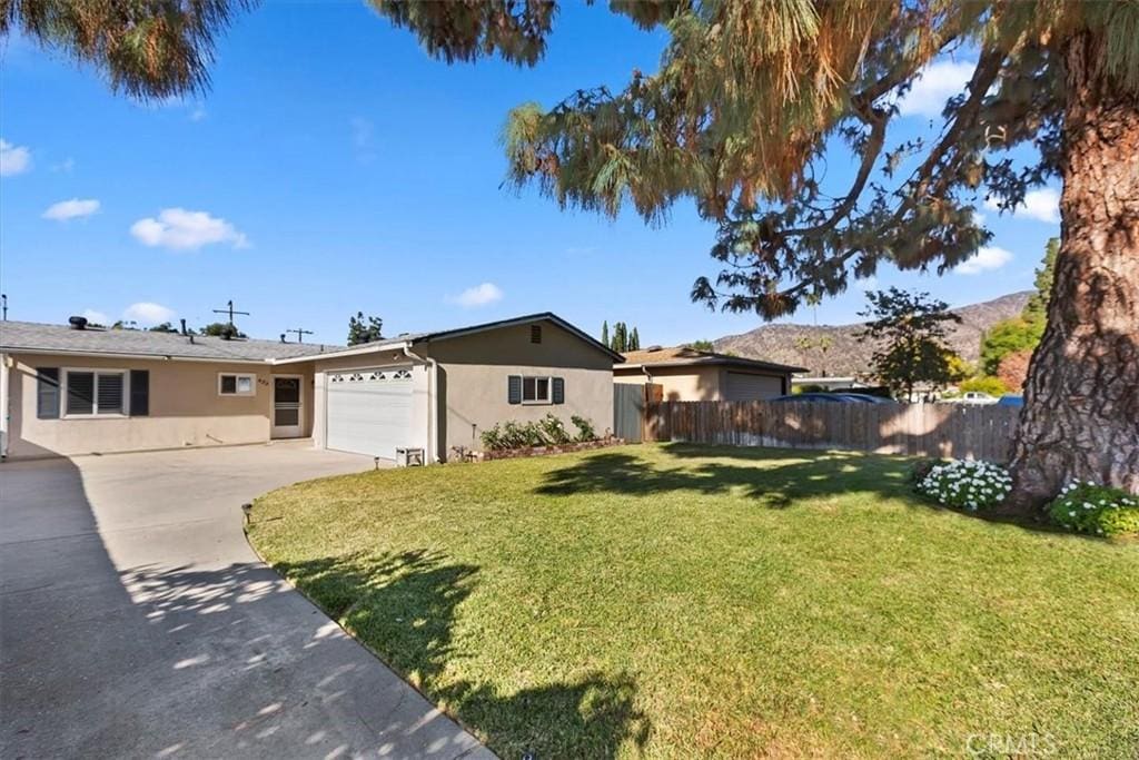 view of front of property featuring a garage and a front yard