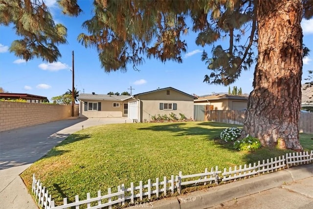 ranch-style home featuring a front lawn