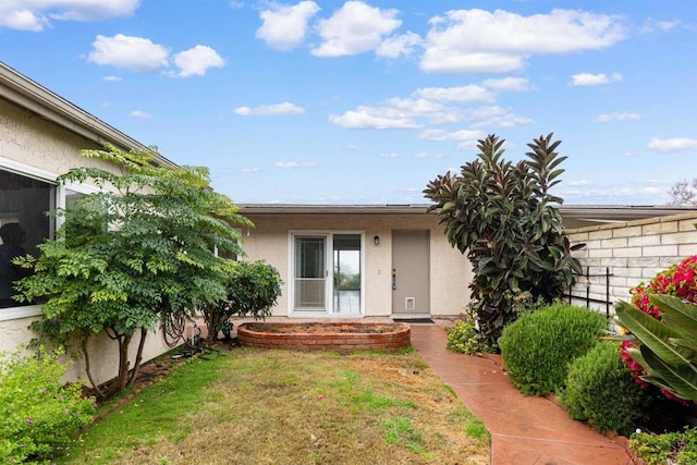 property entrance featuring a yard