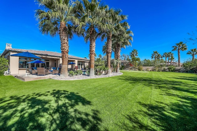 view of yard featuring an outdoor hangout area and a patio area