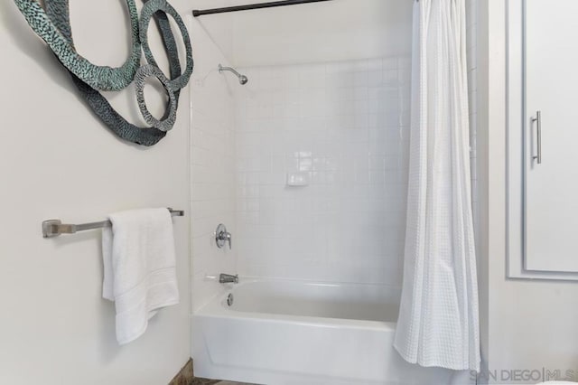 bathroom featuring shower / tub combo