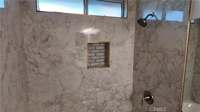 bathroom with tiled shower / bath combo