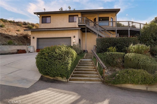 view of front property featuring a garage