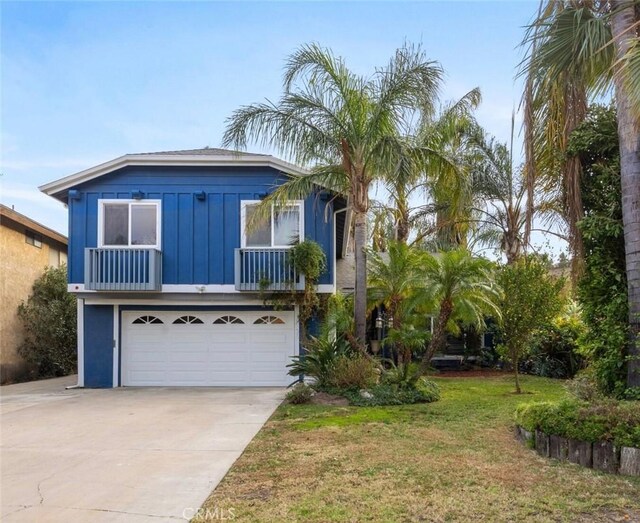 view of front of property featuring a front lawn and a garage