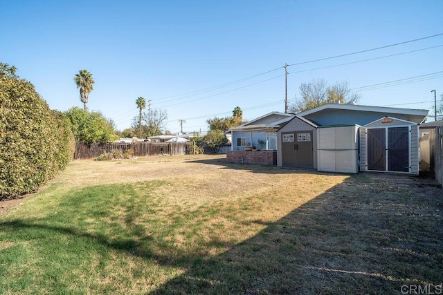 view of yard featuring a shed