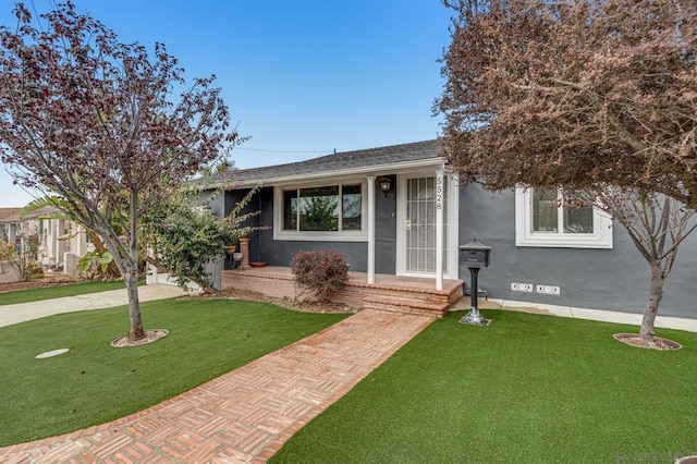 single story home featuring a front lawn