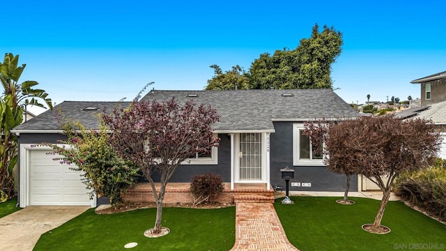 view of front of house featuring a front lawn and a garage