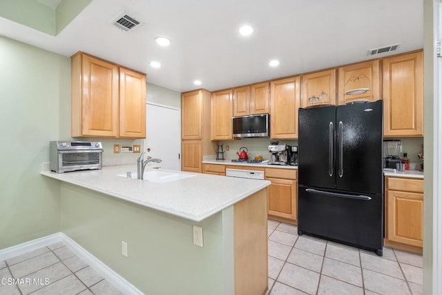 kitchen featuring light tile patterned floors, kitchen peninsula, sink, and stainless steel appliances