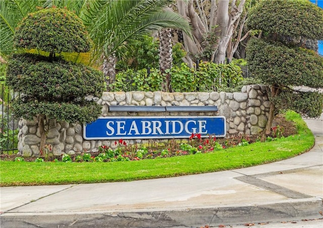 view of community / neighborhood sign