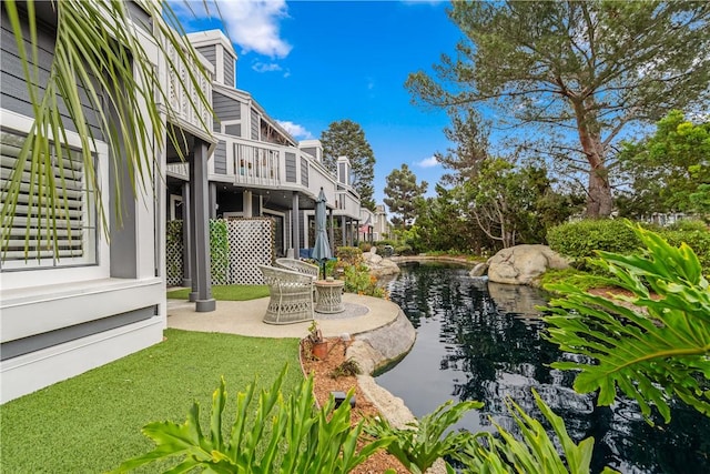 view of yard featuring a balcony