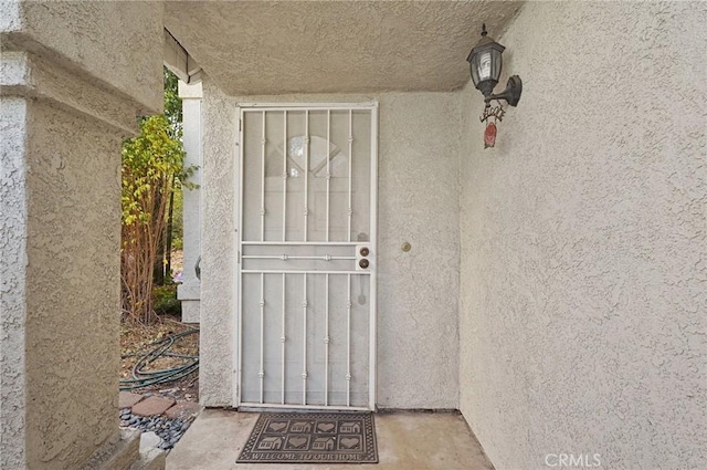 property entrance featuring stucco siding