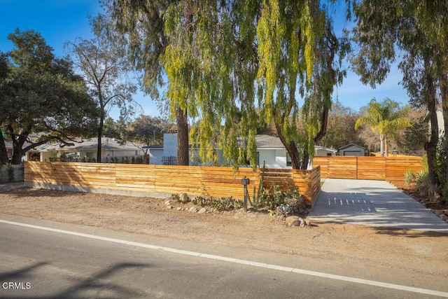 exterior space featuring a fenced front yard